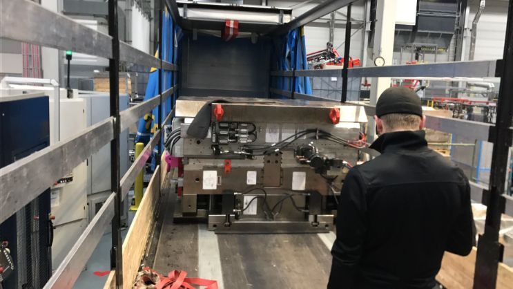 Ladefläche Lkw mit Transportgut und Person