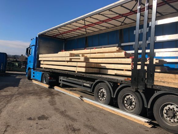 Holz auf offener Ladefläche Lkw