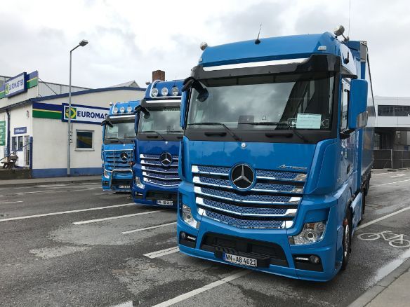 drei Lkw von Andreas Beham Transporte