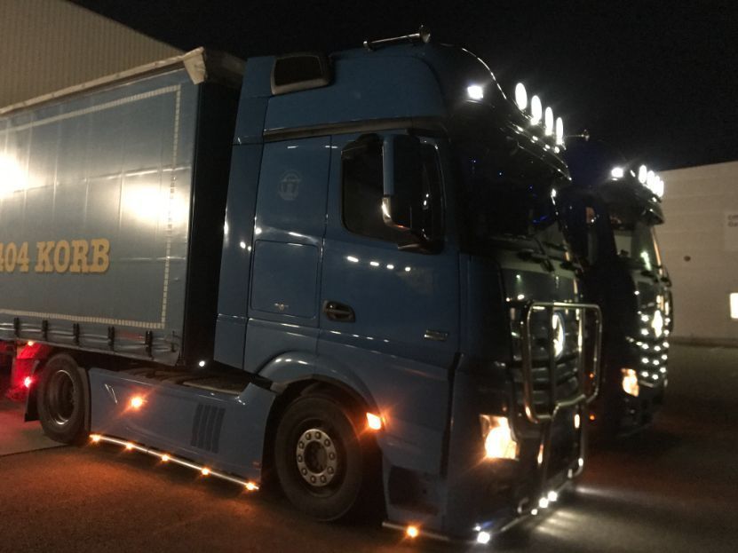 Lkws bei Nacht