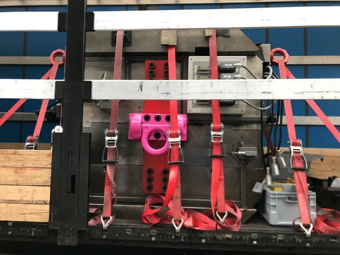 mit Gurten gesicherte Güter auf Lkw-Ladefläche