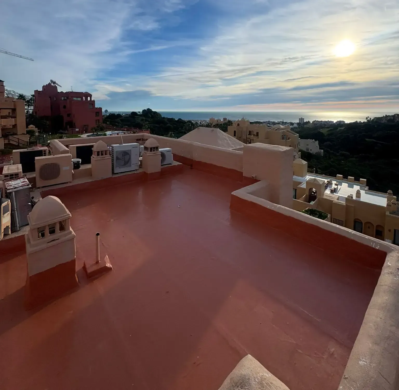 Mirando hacia arriba a un edificio blanco con un cielo azul en el fondo.