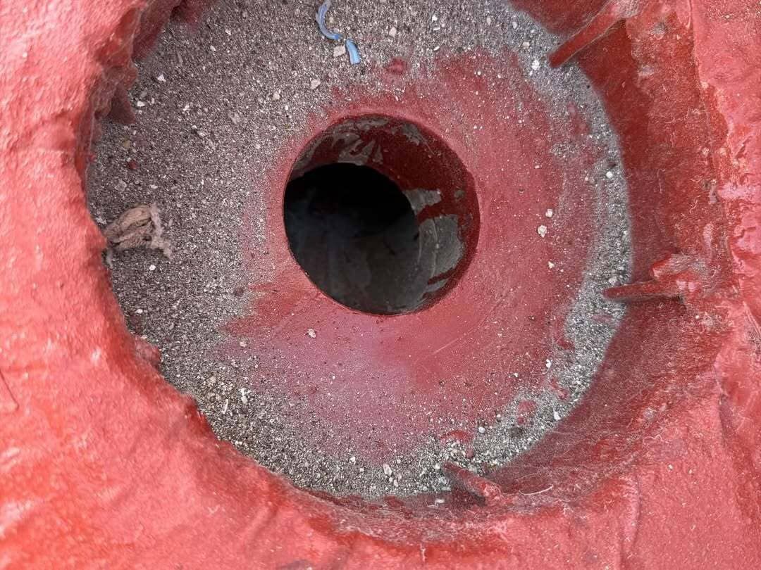 Un primer plano de un agujero en un objeto rojo.