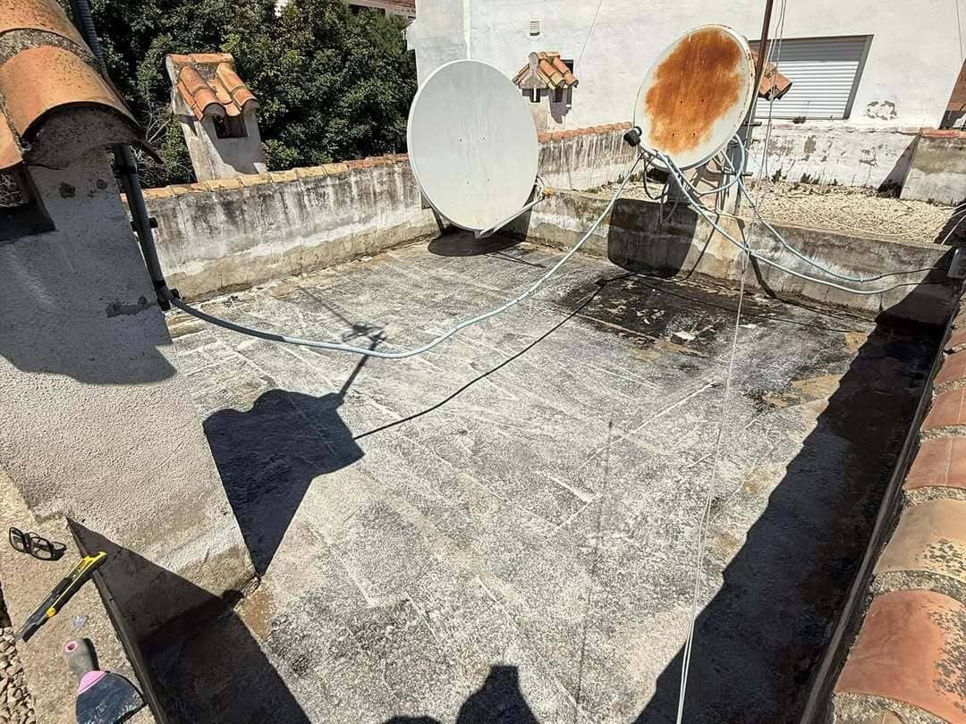 Una antena parabólica está situada en el tejado de un edificio.