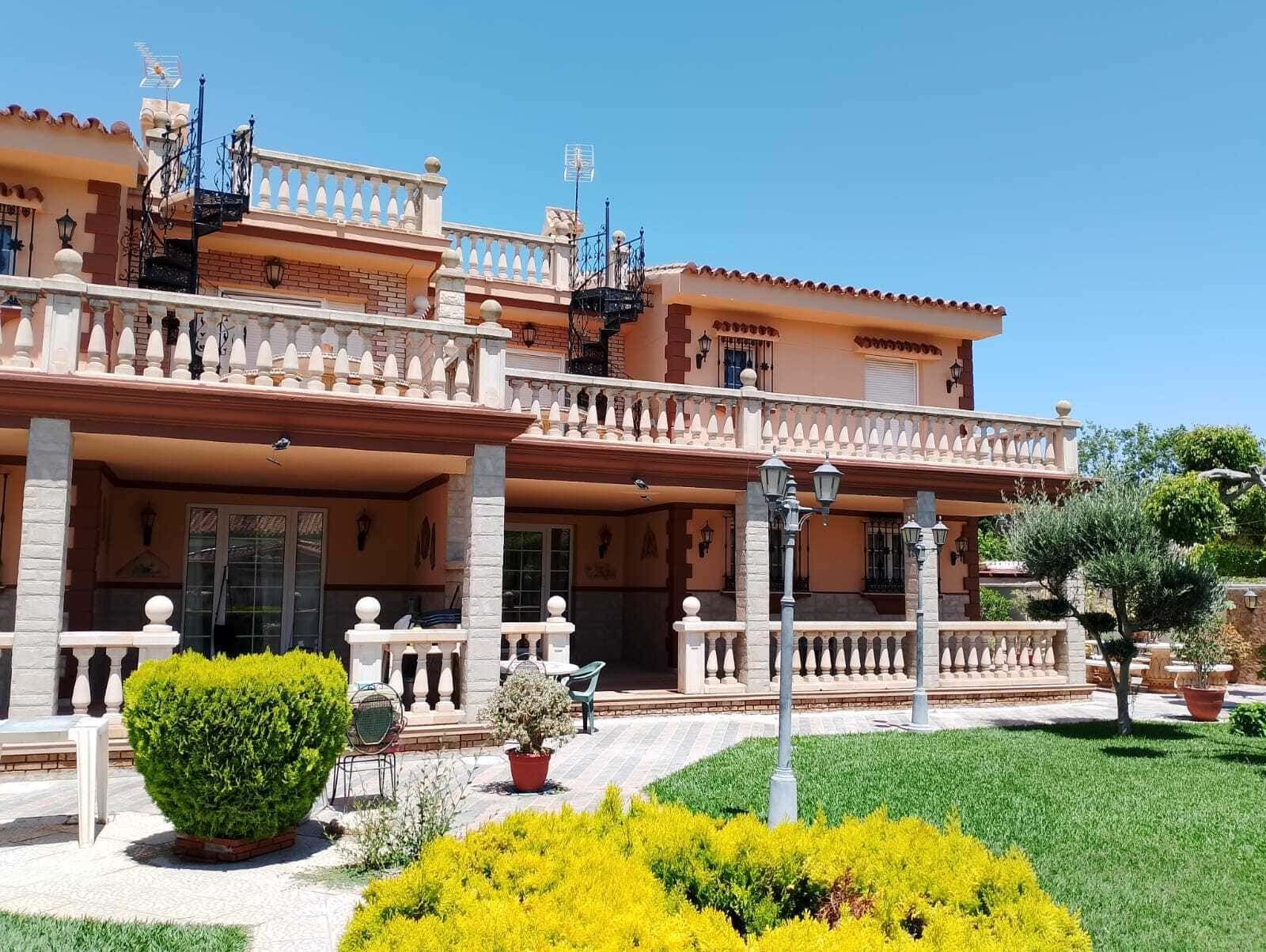 Una casa grande con una escalera que conduce al segundo piso.