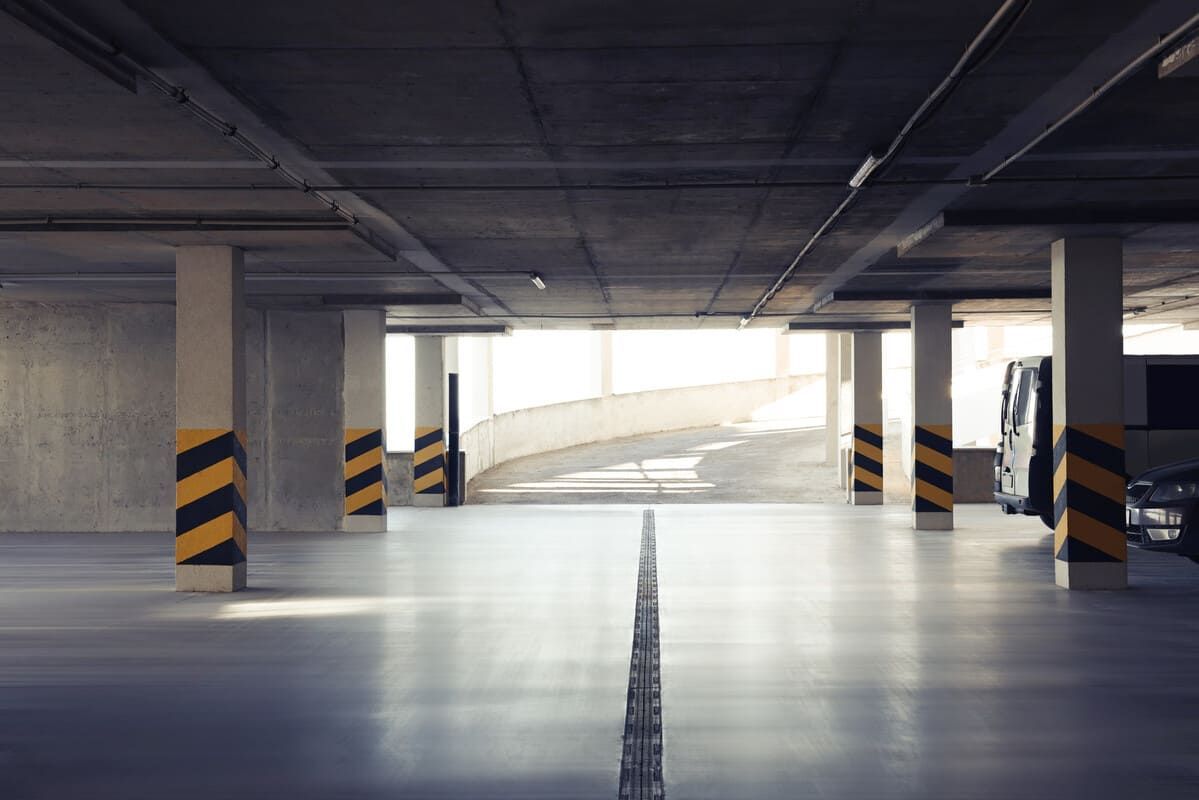 Un estacionamiento vacío con una rampa que conduce a él.