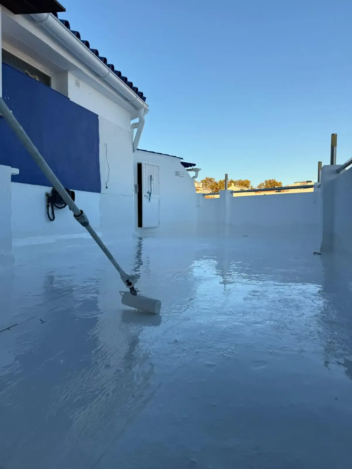 Una casa blanca con un toldo amarillo en el techo