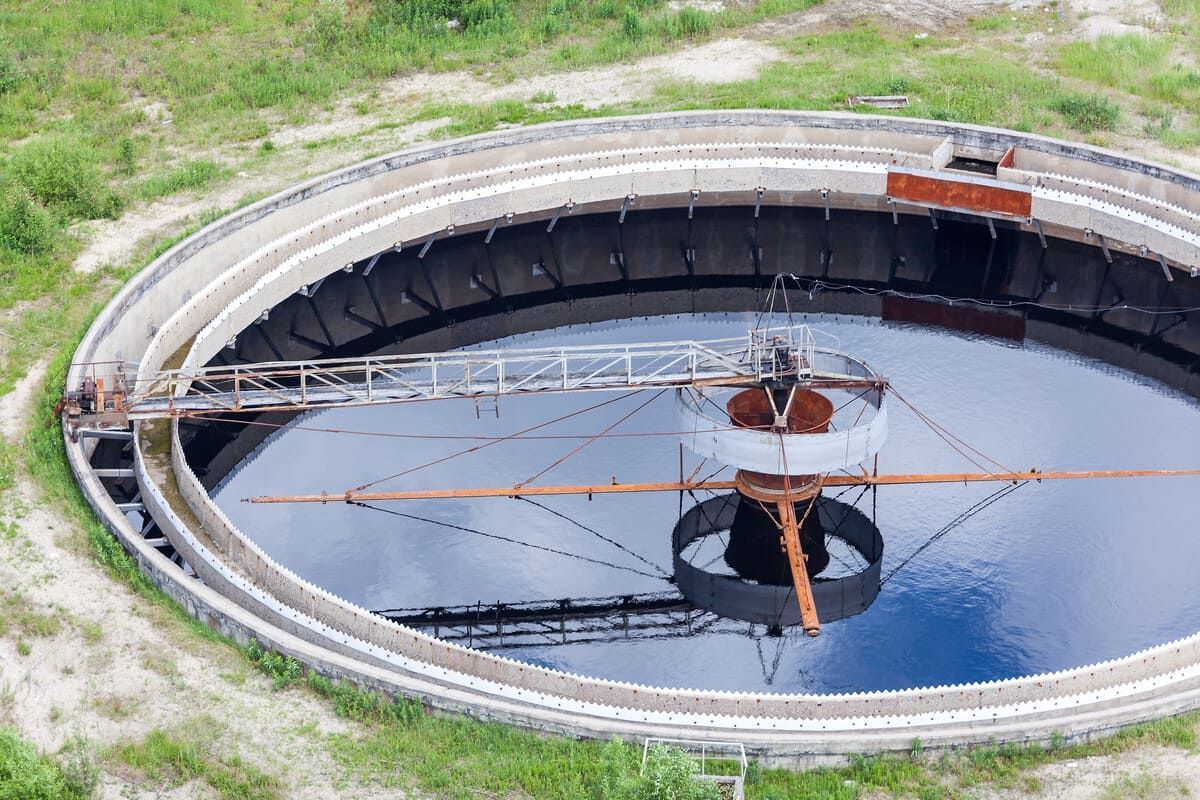Una vista aérea de un gran tanque circular lleno de agua.