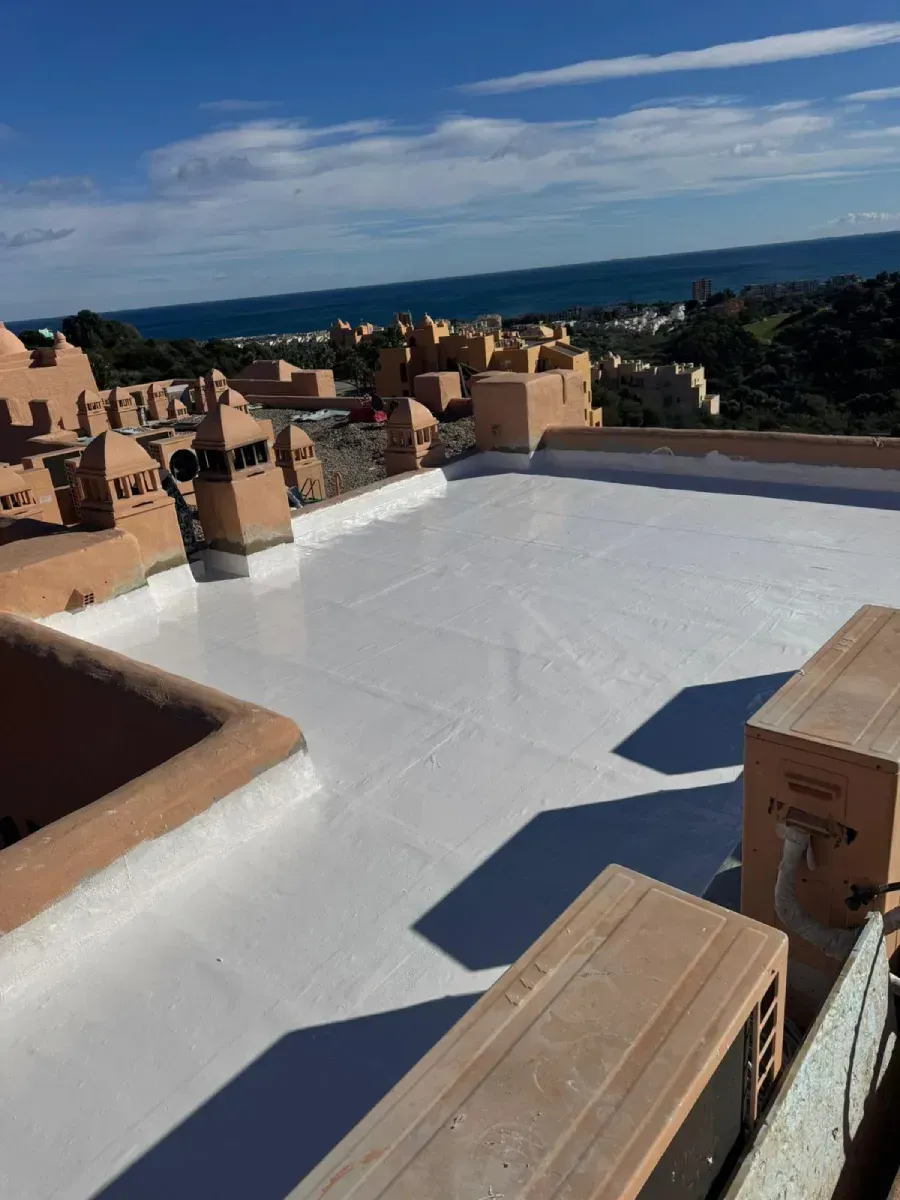 Un hombre está parado en un pasillo con una escoba.