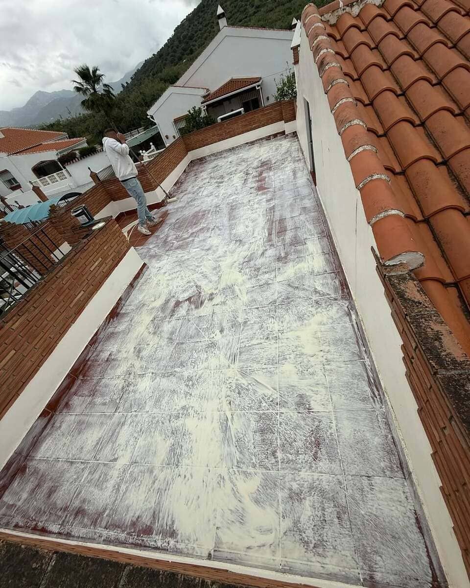 Una persona está parada en el techo de un edificio.