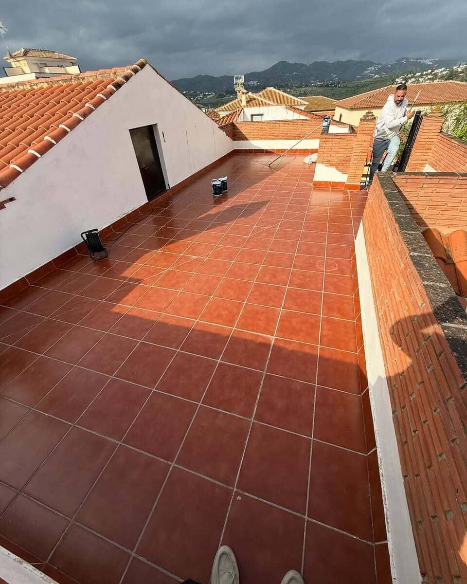 Mirando hacia arriba a un edificio blanco con un cielo azul en el fondo.
