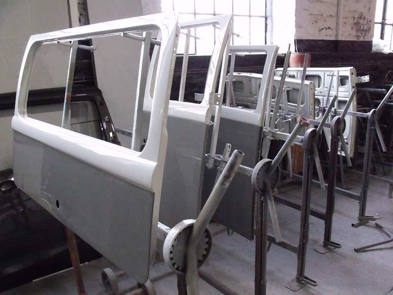 Autotüren in der Autolackiererei H. Rissewyck