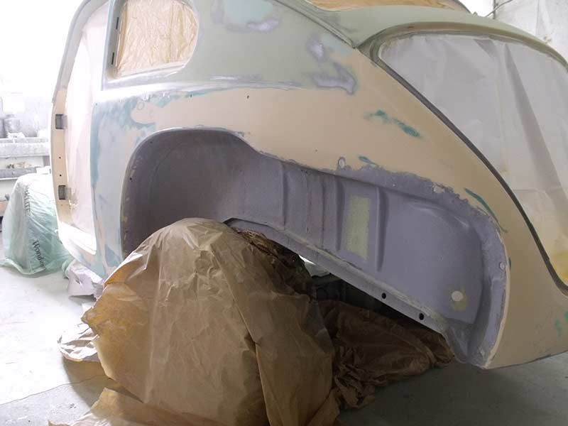 Alte Karosserie, die in der Autolackiererei H. Rissewyck wiederhergestellt wird