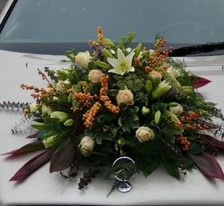 Ein Blumenstrauß sitzt auf der Motorhaube eines Autos