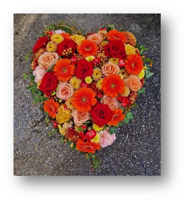 Ein herzförmiges Blumenarrangement auf dem Boden