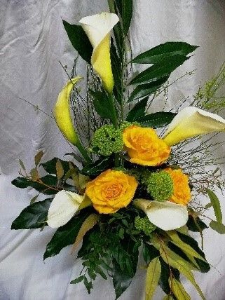 Ein Strauß gelber und weißer Blumen mit grünen Blättern