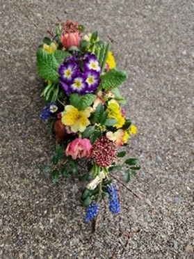 Auf dem Boden liegt ein Blumenstrauß.