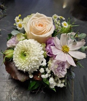 Ein Blumenstrauß mit einer Rose in der Mitte