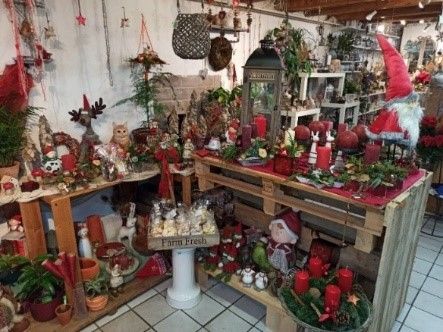 Ein Raum voller Weihnachtsdekorationen und Kerzen