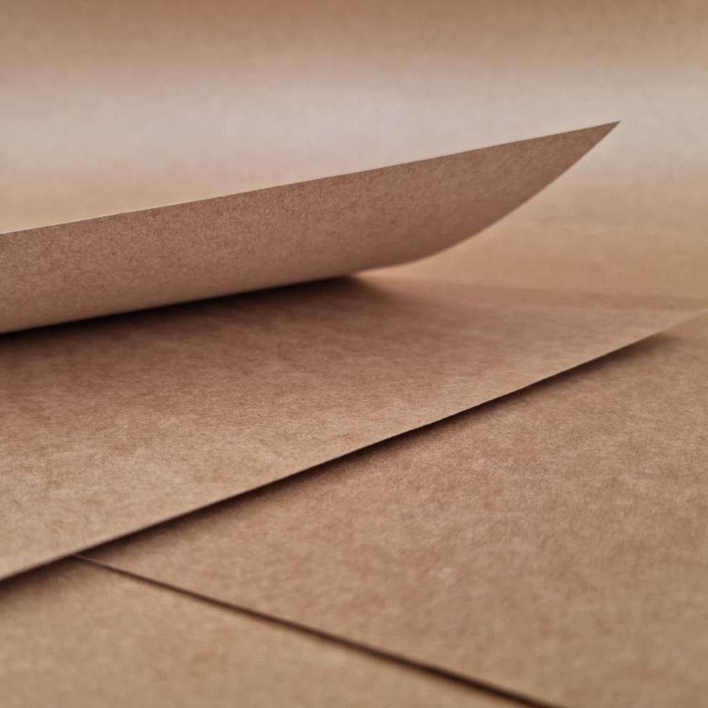 Un montón de sobres de colores están apilados uno encima del otro.