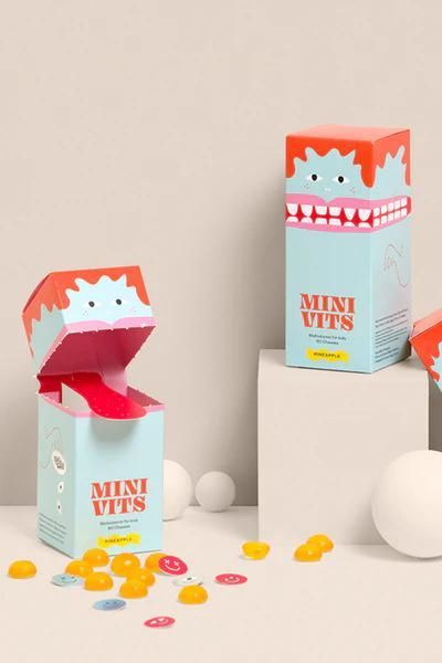Tres cajas de mini vitaminas están sobre una mesa.