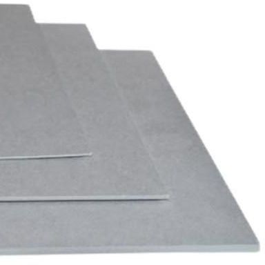 Una fotografía en blanco y negro de una pila de papeles.