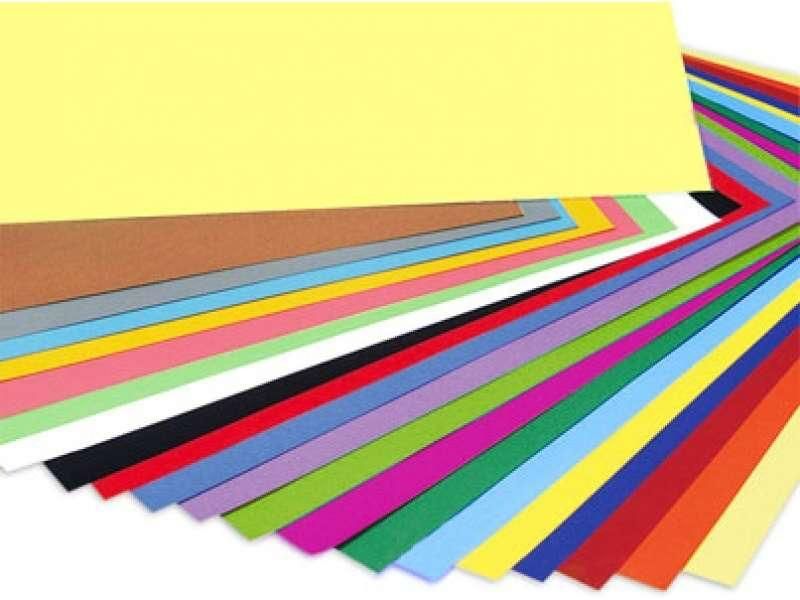 Un abanico de papel de colores con una pieza amarilla en el medio.