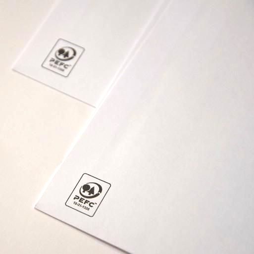 Dos hojas de papel amarillo están apiladas una encima de otra sobre un fondo amarillo.