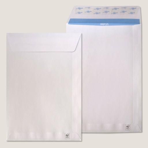 Dos sobres blancos están uno al lado del otro sobre una mesa.