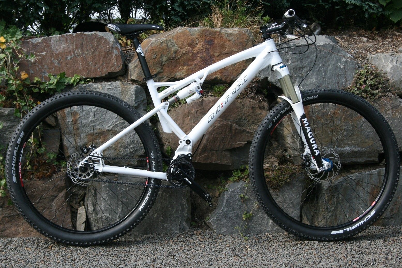 Picture of a Mitech brand unified rear triangle Mountainbike with a Pinion Gearbox