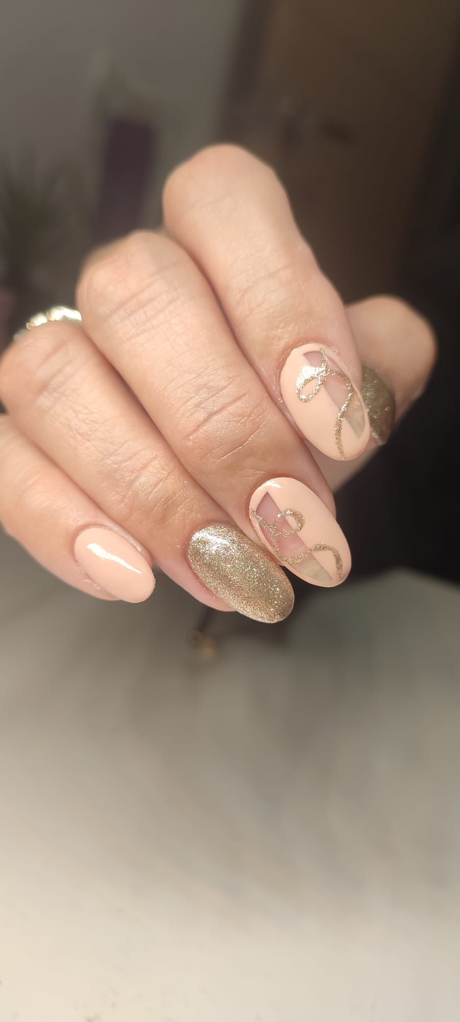 Un primer plano de las uñas de una mujer con un diseño en ellas.