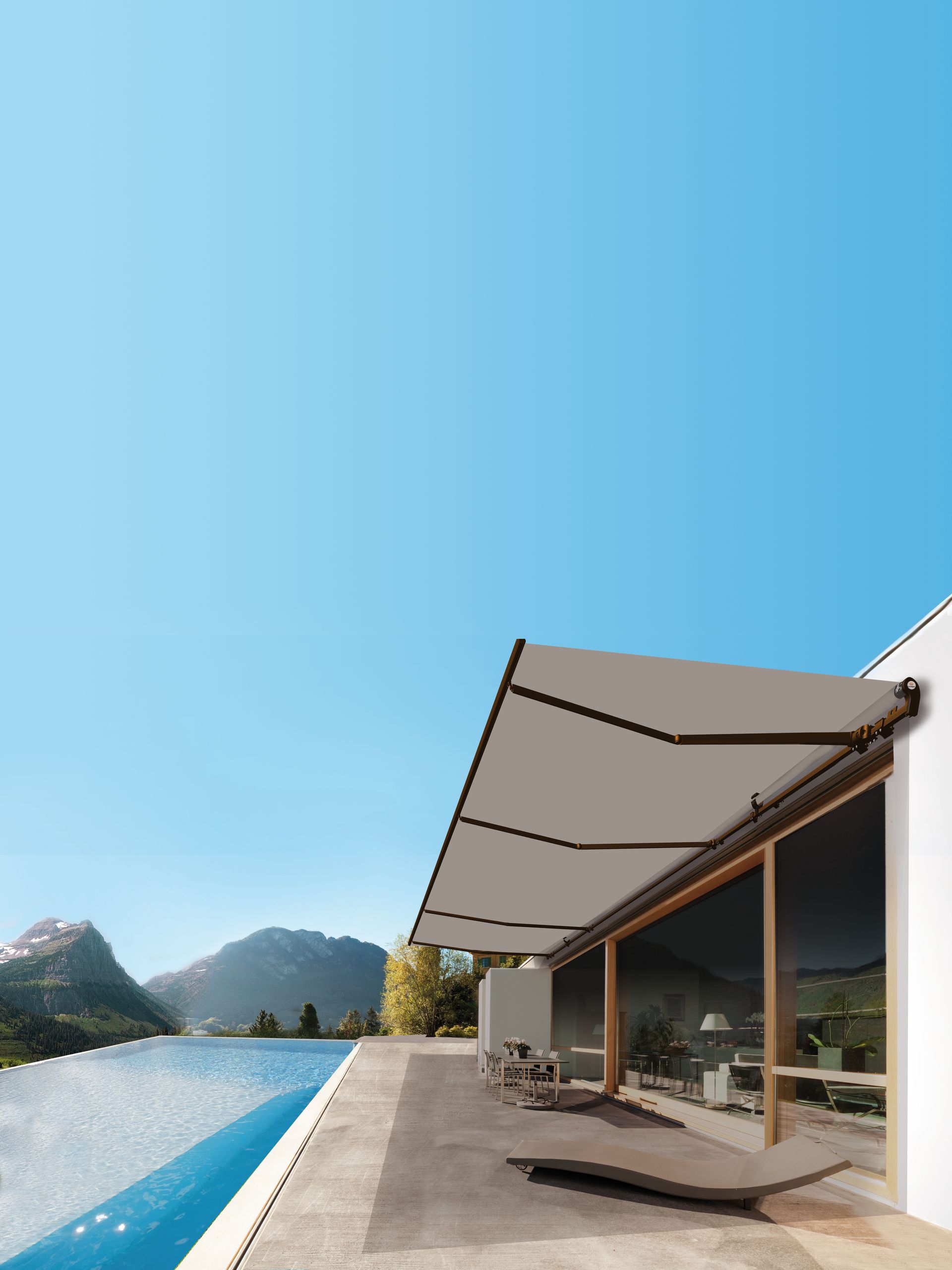 Un store rétractable couleur crème, installé au-dessus d'une fenêtre sur le côté d'un bâtiment, se détachant sur un ciel bleu ensoleillé.