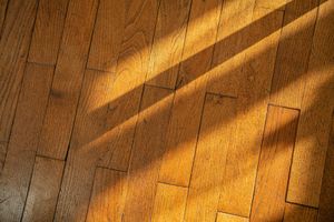 Parquet avec des ombres diagonales projetées par la lumière du soleil.