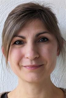 Eine Nahaufnahme des Gesichts einer Frau mit einem Lächeln im Gesicht.