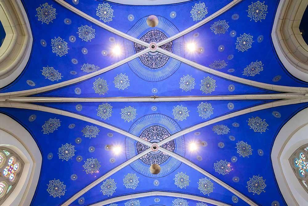Blick nach oben zur Decke einer Kirche mit einem blau-weißen Muster