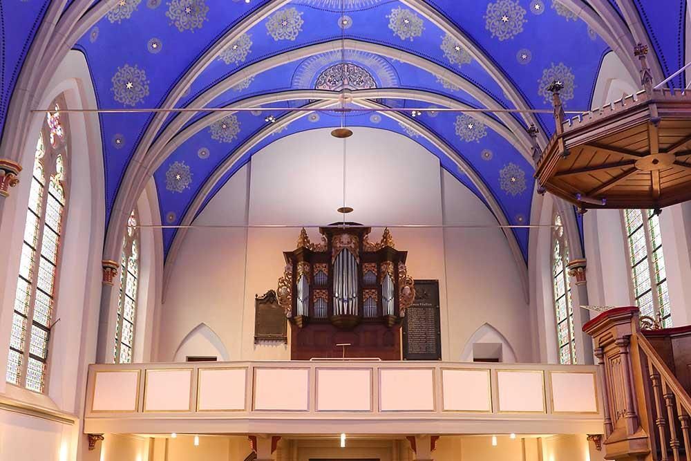 Das Innere einer Kirche mit einer blauen Decke