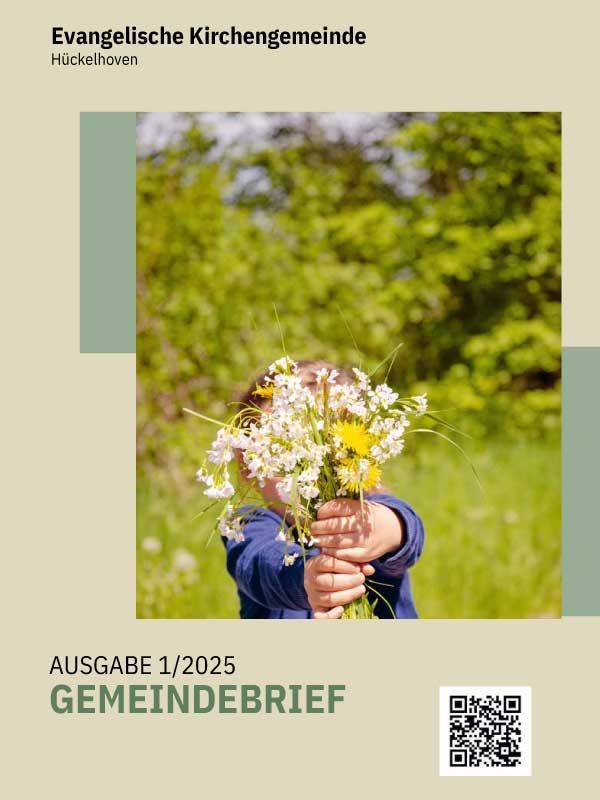 Ein Kind hält einen Blumenstrauß vor sein Gesicht.