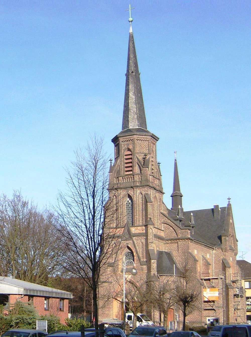 Eine Kirche mit einem Kirchturm und einem Kreuz darauf