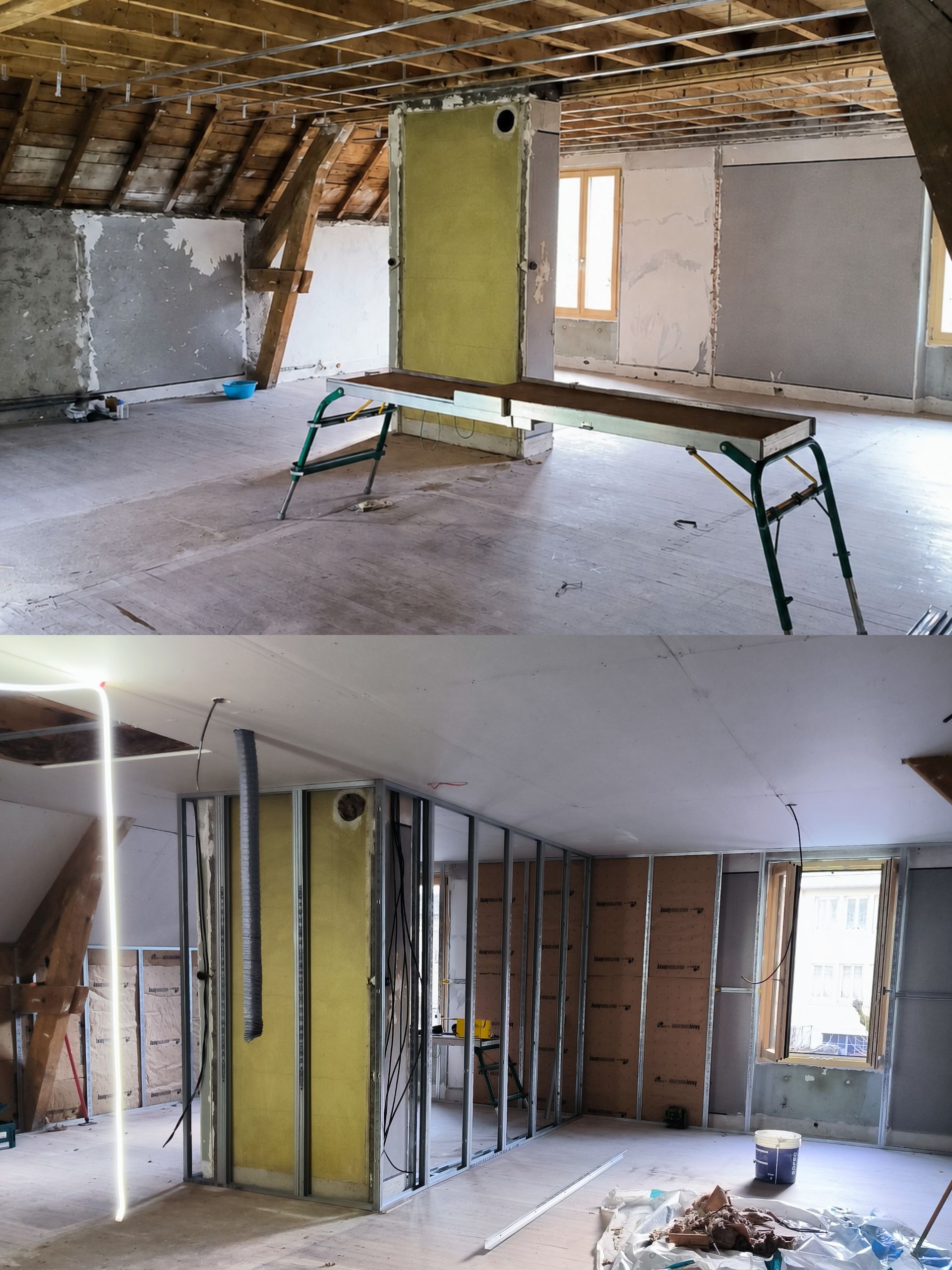 Intérieur d'une pièce en rénovation, avec charpente apparente, murs inachevés et matériaux de construction éparpillés sur le sol.
