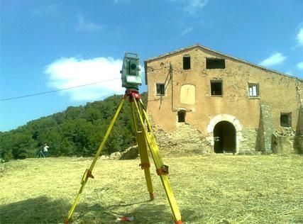 Un edificio antiguo con un trípode delante.