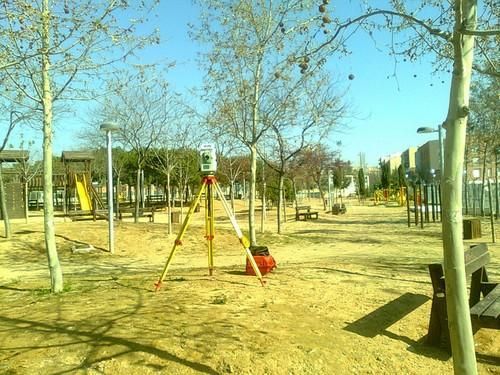 Un trípode está sentado en el medio de un parque.