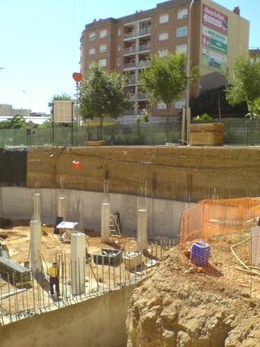 Un sitio de construcción con un gran edificio al fondo