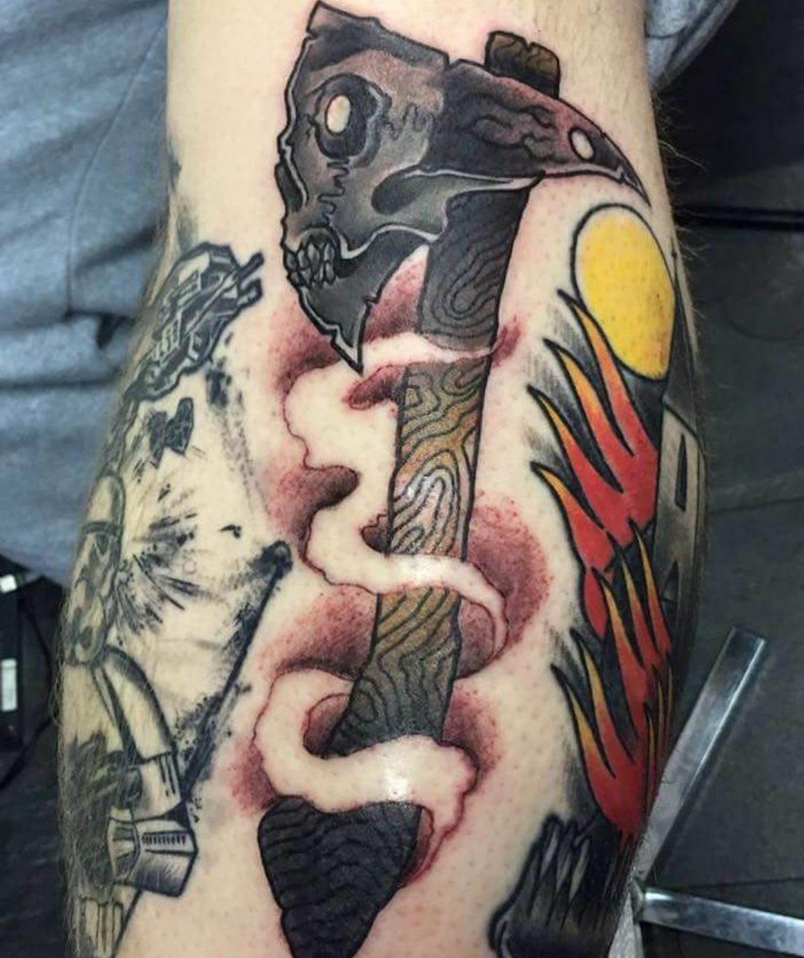 Ein Mann hat ein Tattoo eines Vogelschädels auf seinem Arm