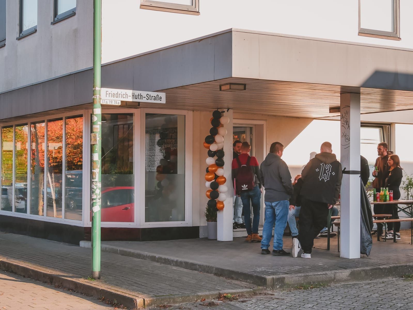 Eine Gruppe von Menschen steht vor einem Gebäude.