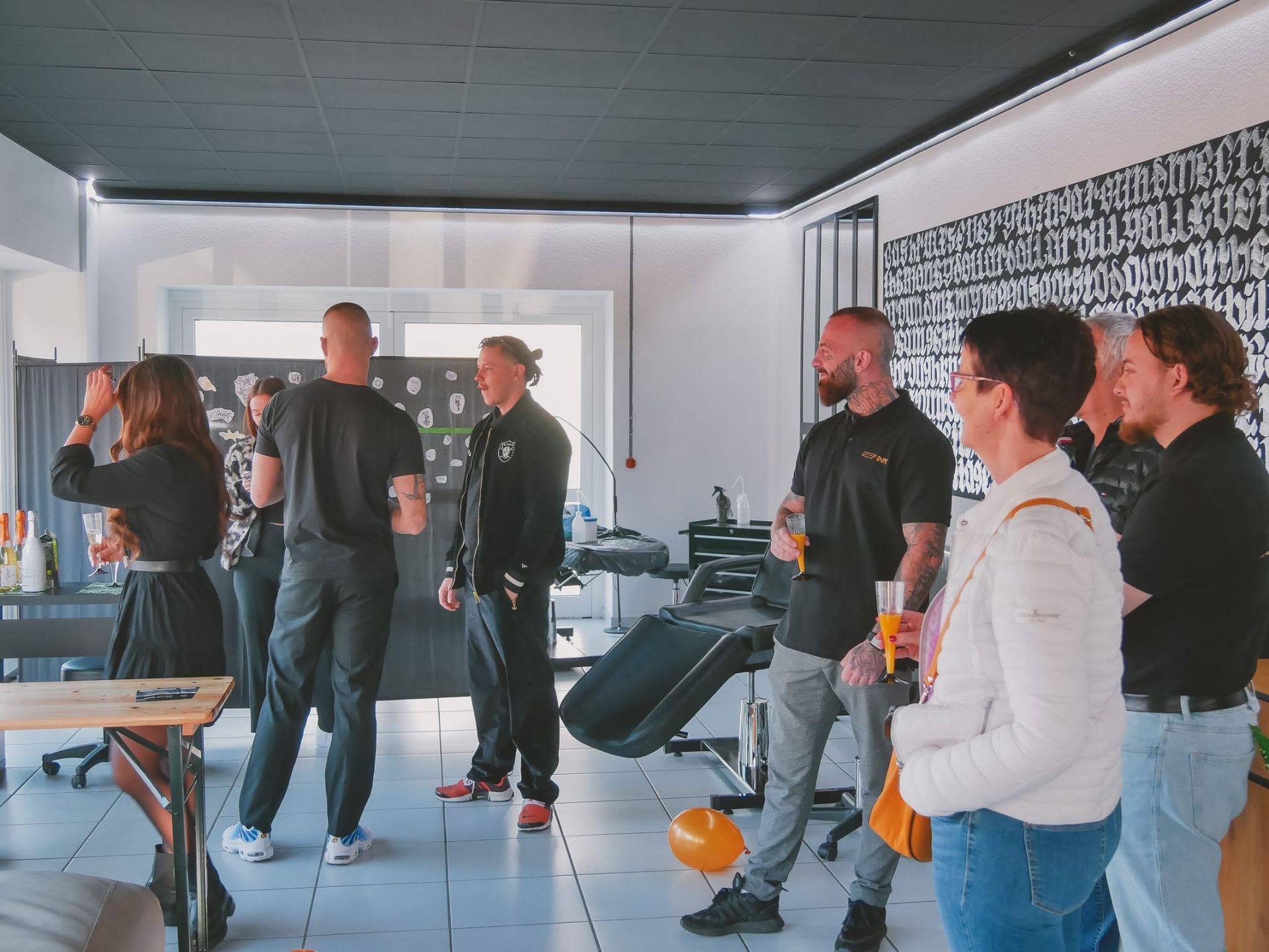 Eine Gruppe von Leuten steht in einem Raum und unterhält sich.