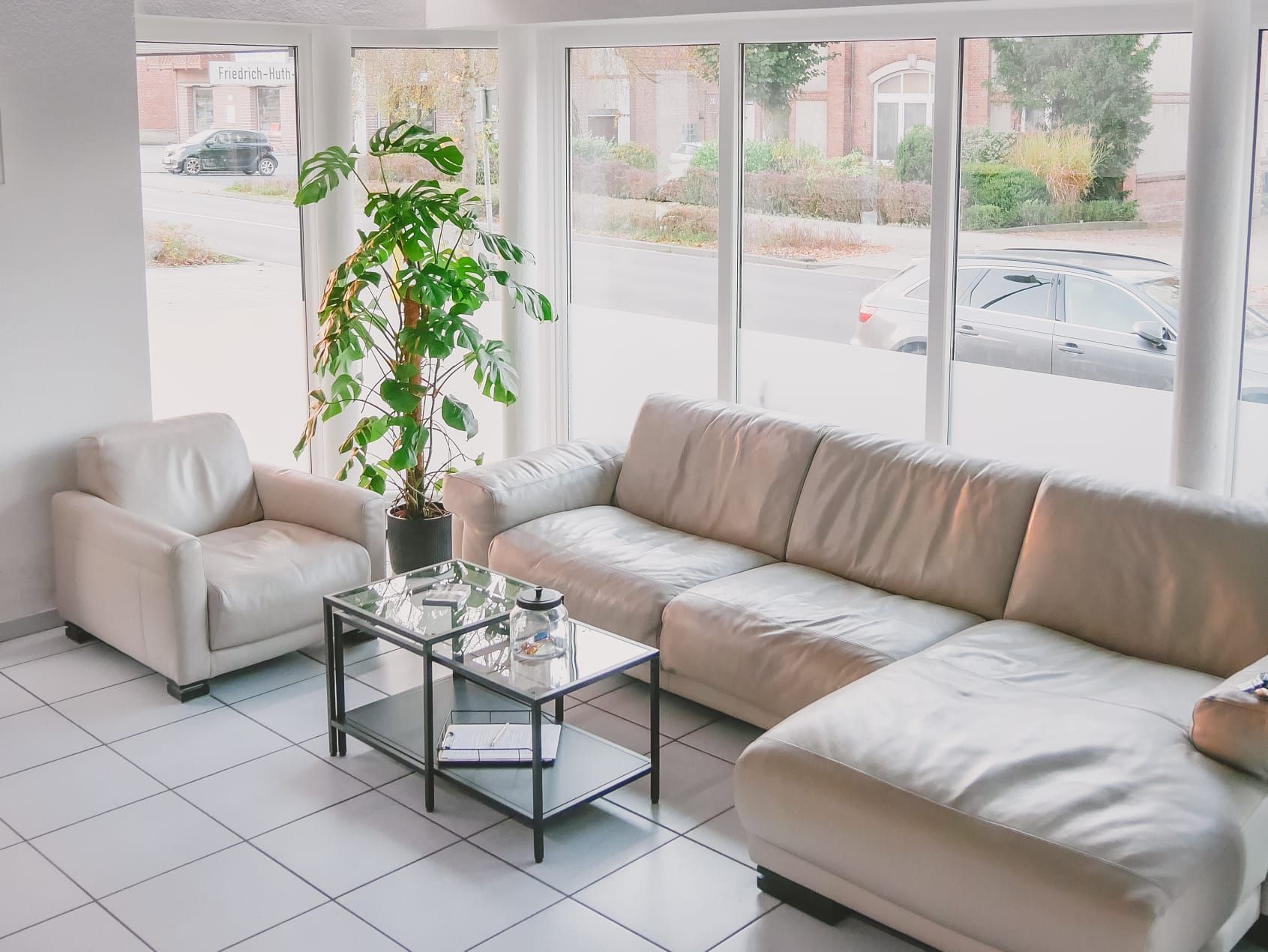 Ein Wohnzimmer mit einem Sofa, Stühlen und einem Couchtisch.