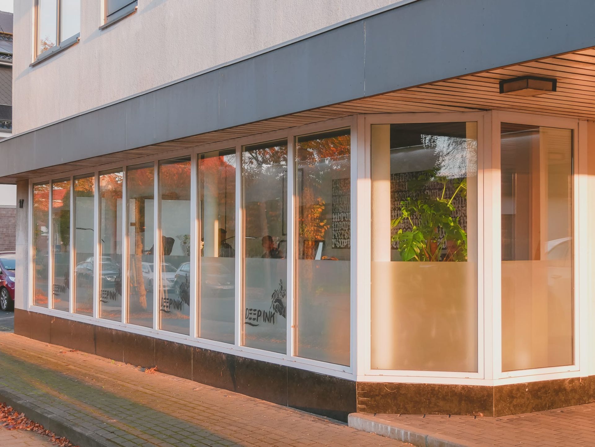 Ein Gebäude mit vielen Fenstern und einem Schild mit der Aufschrift „Pizza“