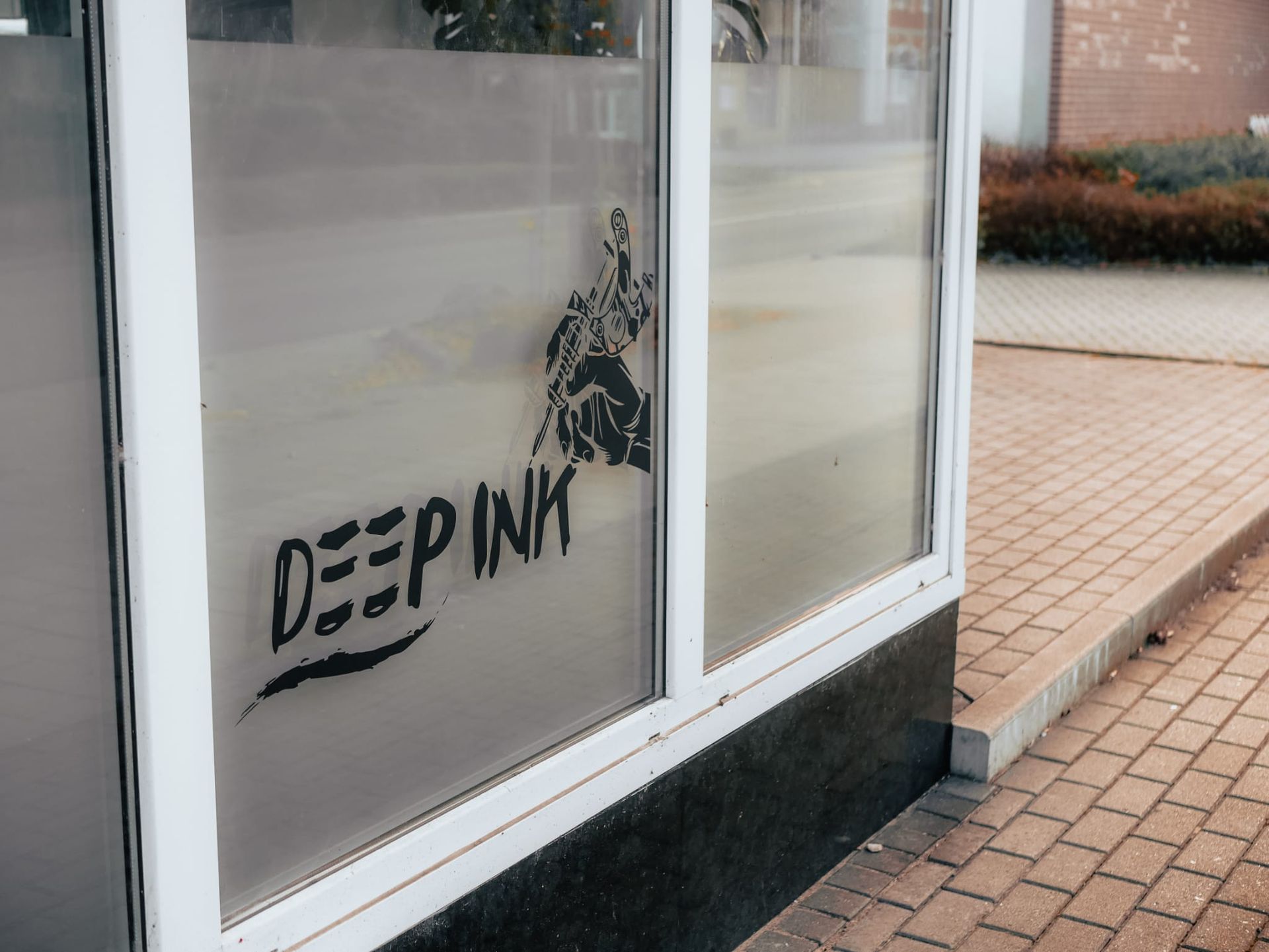 Ein Fenster mit dem Wort „Deep Ink“ darauf
