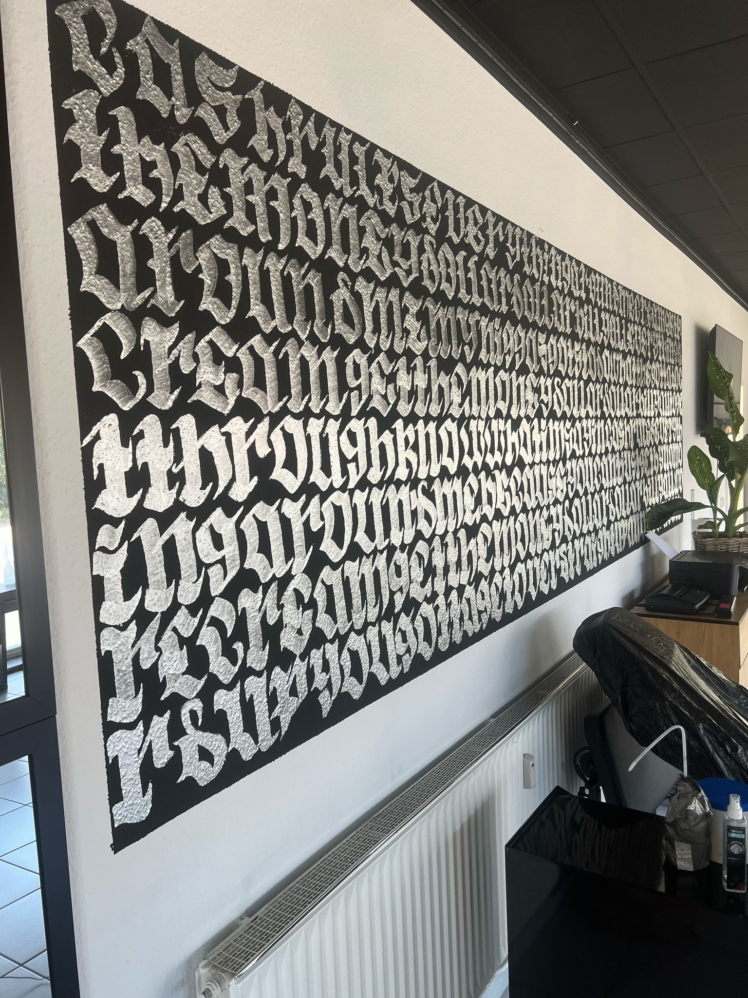Eine Wand mit vielen Buchstaben darauf