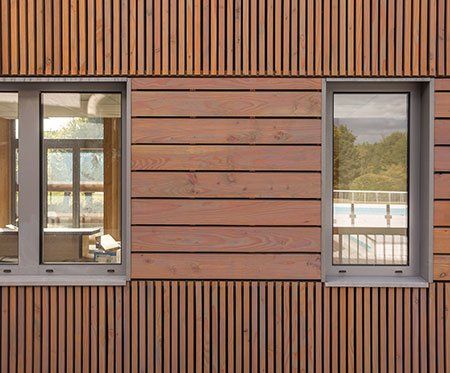 Bâtiment avec bardage bois de face